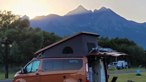 Oranje monster – Compact motorhome with room for five