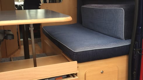 Adria twin de blauwe – Compacte 2 persoons camperbus