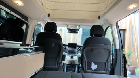Belle Mercedes Vito, version polo Marco dans la Nieuwstraat