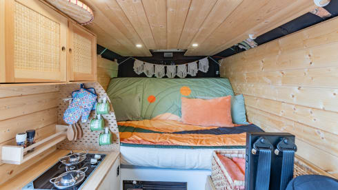 Ollie – Comfortable, attractive 2 person bus camper
