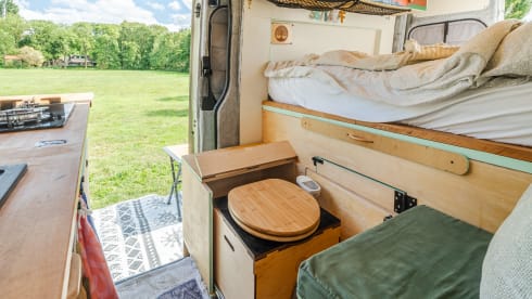 Stef – Cozy Off-grid Mercedes Campervan