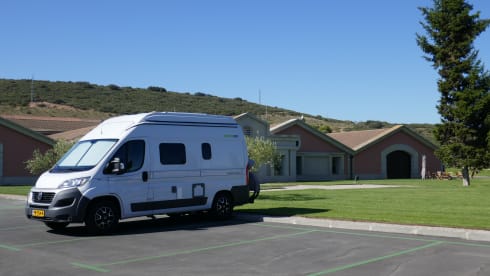 Bus camper with lifting roof