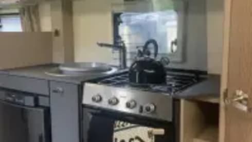 Edge 464 - VJV – 4-Berth Motorhome | Unlimited Miles | Pet Friendly | EU Travel Allowed