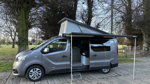 Ronnie Renault – 4 berth Renault Trafic campervan from 2017