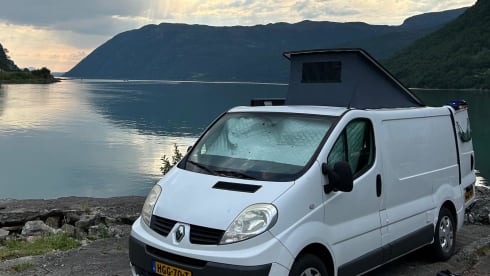 2p Renault campervan uit 2011