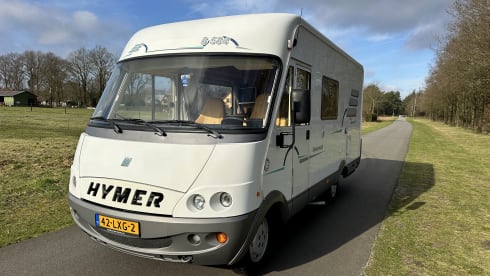 Discover freedom with our fresh Hymer B 584 – with bar layout, lifting bed 