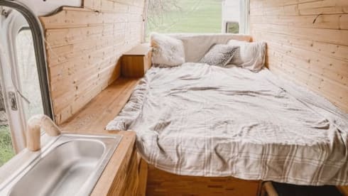 Sprinti – Large Sprinter with a chic wooden interior and skylight