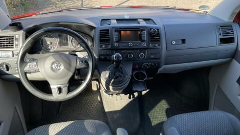 Red adventure  – 2p Volkswagen bus uit 2015