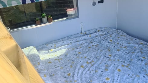 Vannie Annie – 5 berth family friendly campervan