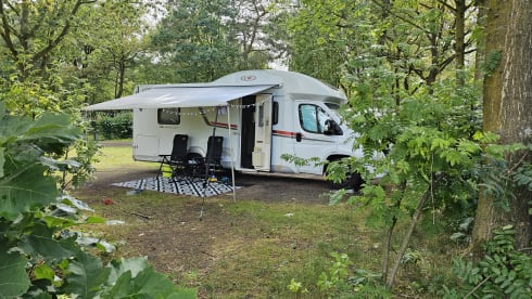 Bertha – Very Luxury, 2 or 4 person LMC semi-integral camper (automatic)