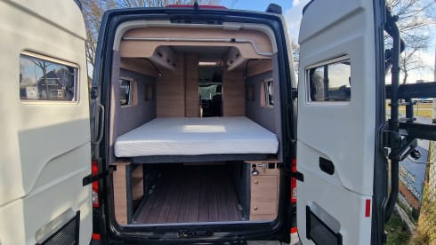 C35 –  Zeer luxe MAN-Knaus camper bus met groot vast bed 