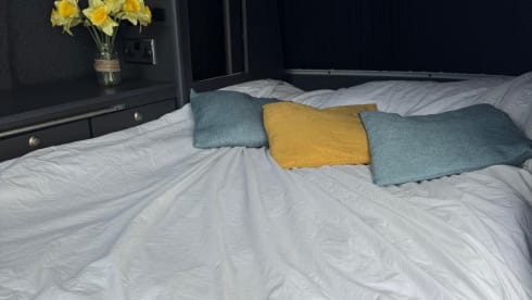 Sunshine Daisy – 4 berth Volkswagen campervan from 2006