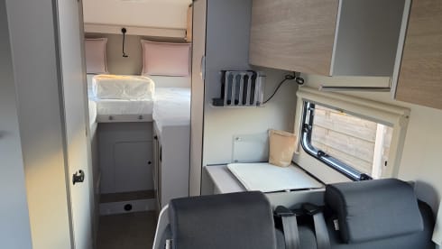 2026 NIEUW! – 🚐 LMC Spazioso semi-integrato per 3 persone