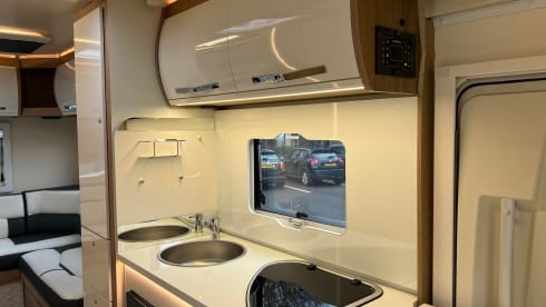 Luxury 6 berth 6 Belted Roller Team Autoroller 747