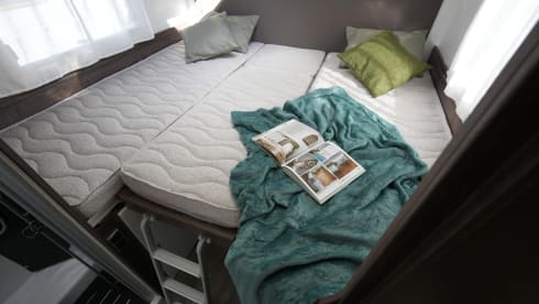 Location de camping-car semi-intégré de luxe Benimar – automatique – 5 places – 2026