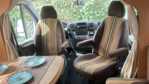 Semi-integrated camper Pilote