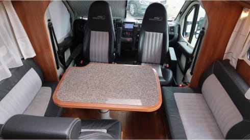 Globe-Drôme – 2 person semi-integrated Dethleffs camper 