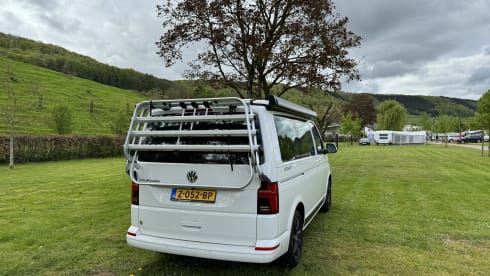 Witte VW California – Volkswagen CALIFORNIA T6 Edition (4p) from 2018. Possibly. with motorcycle trailer