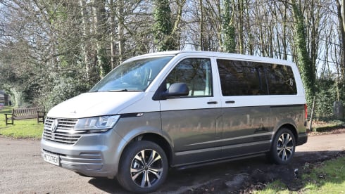 Bennie – Volkswagen Campervan mit 4 Schlafplätzen aus dem Jahr 2020