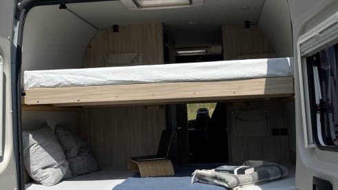 Vini  – Prachtige jonge luxe 4-persoons buscamper met airco