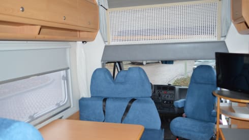 6-person family camper with AIRCO, spacious cross bed and large alcove