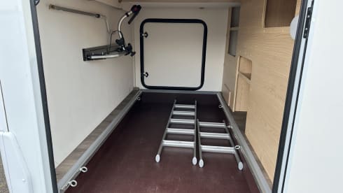 17/18 – Luxurious, comfortable camper with 2-person fixed bed and 2-person lifting bed!