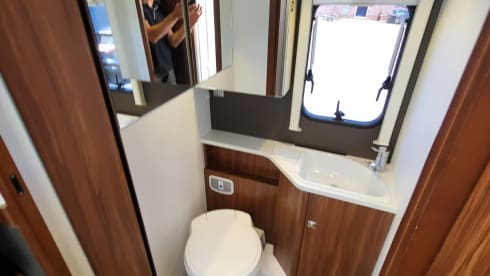 XL 670 SL – Very spacious Adria alcove camper with air conditioning
