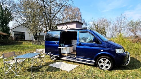 Rugged Volkswagen T5 Camper | extra tent, air conditioning, cruise control