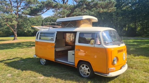 2p Volkswagen campervan uit 1969