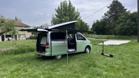 “Pomme” – 4p Volkswagen bus from 2023