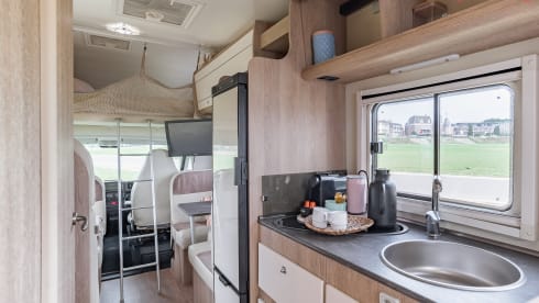 Fransie  – Luxury 5 person Alcove camper from 2017: Fransie