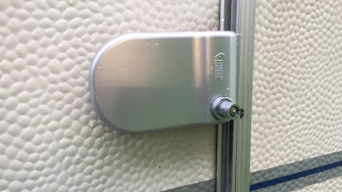 Traveler – Starker Familiencamper für 6 Personen mit B-Führerschein mit Anhängerkupplung und Garage!