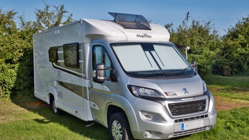 Pearl –  Essex based,4 berth luxury for your Summer/Autumn break.Insurance included