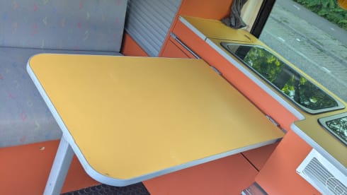 Bennie – 2-seater Volkswagen campervan from 2012