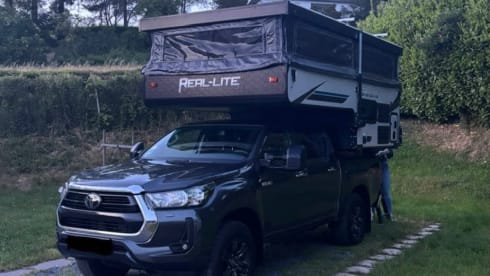 Real-Lite – Toyota Hilux (2025) with camper unit