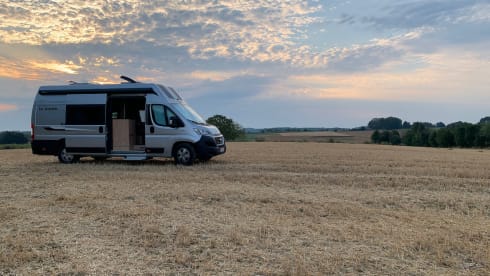 Luigi – La Strada Avanti EB: compact motorhome with twin bed and all the comforts