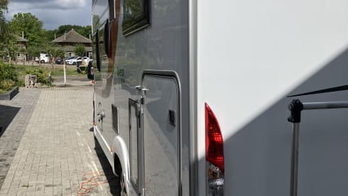 Burstner Lxeo 750 – Spacious, luxurious 4-person camper with pull-down bed, complete kitchen and bathroom