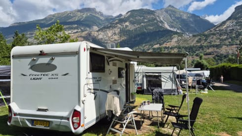 Family camper with 3-person bunk bed (6 persons)