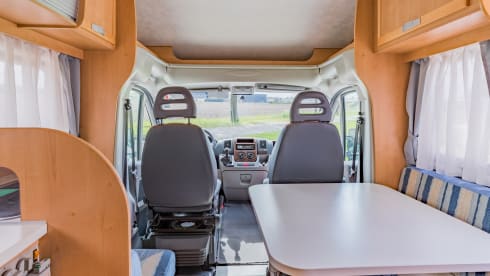 Neat 3-person camper, XXL garage, reversing camera, air conditioning
