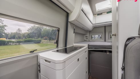 4-person VW GRAND CALIFORNIA automatic WITH AIR CONDITIONING, shower and toilet 