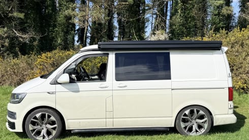 Freddie – 4 berth Volkswagen campervan from 2018 (Air con, Diesel heater and awning)