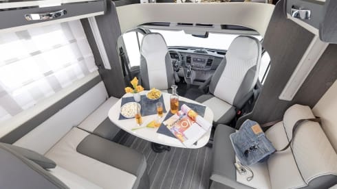 Bavarian Camper 9 – Teilintegrierter mit Innentür für 2 getrennte Räume