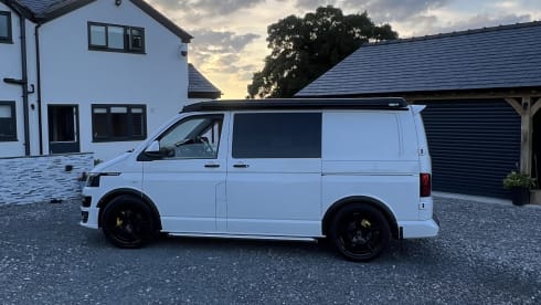 Great value cheapest on Goboony – Great looking Vw campervan 4 birth with awning 