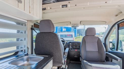 De vrijbuiter – 2p Peugeot camper van L 3/H2 from 2012
