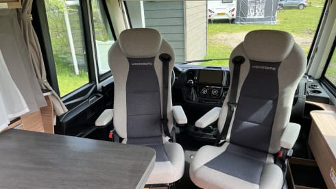 Very new and luxurious 4 person integrated camper Weinsberg CaraCore 650 MEG