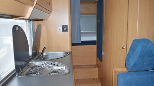 6-person family camper with AIRCO, spacious cross bed and large alcove