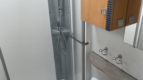 Semi-integrated camper Pilote