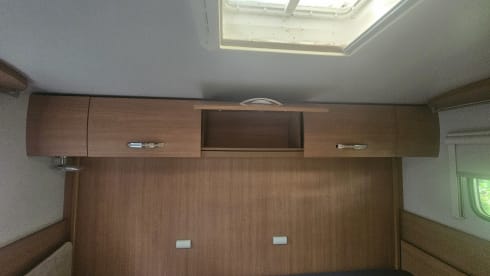 Adventurous and mega comfort with this 6-person Challenger alcove from 2012