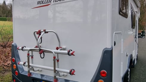 Rijdt erg comfortabel.  – Luxuriously furnished Rollerteam with length beds. 2.10 m standing height. Two air conditioners