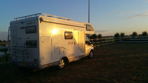 Nice, complete family camper with large seating area